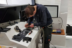 Techniker arbeitet an der Installation der neuen Apparatur