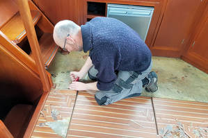 Aufarbeitung des Fußbodens in einer der Yachten