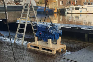 Das Boot Gerda: der Motor ist bereit, an Bord gehievt zu werden